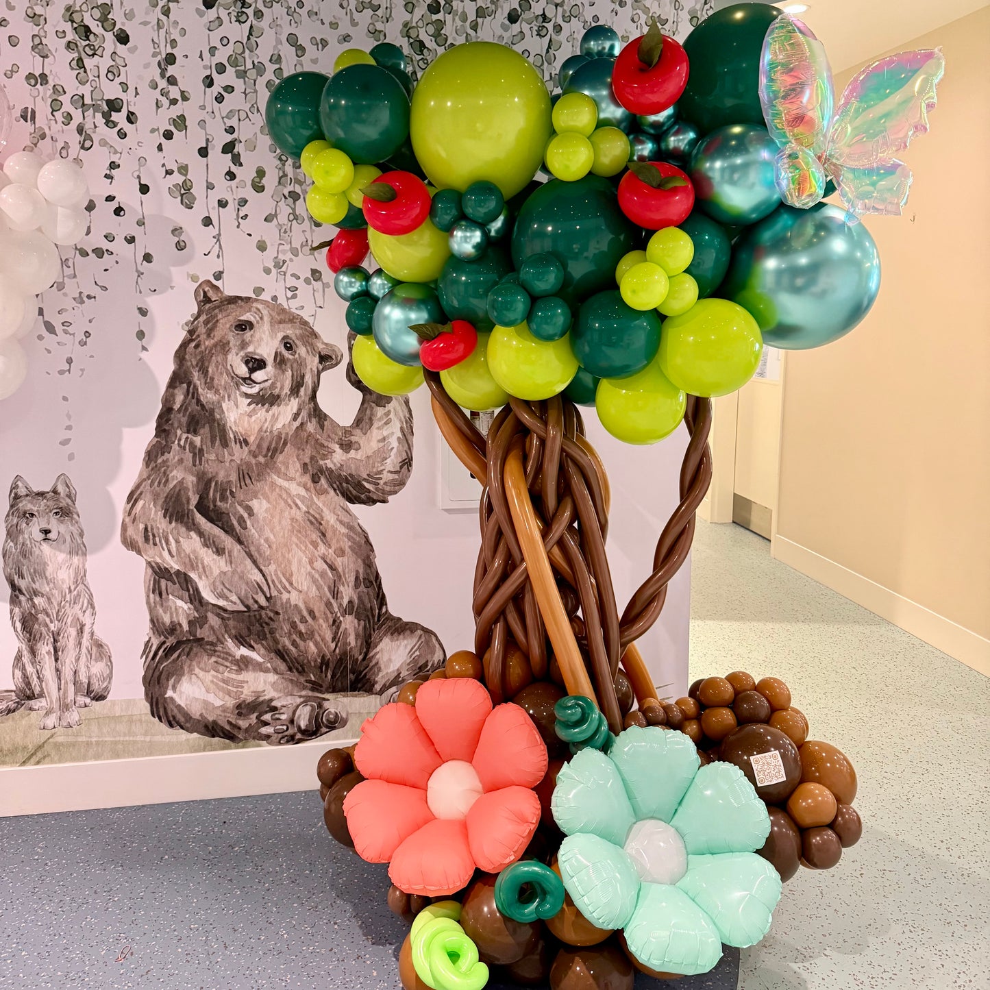 Balloon tree with animals in a room setting
